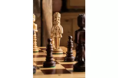 GRAN ajedrez de roble (65x65cm) con incrustaciones, tallado, de madera